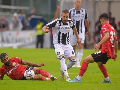 ثلاثة أسود تواجهوا في مباراة ودية