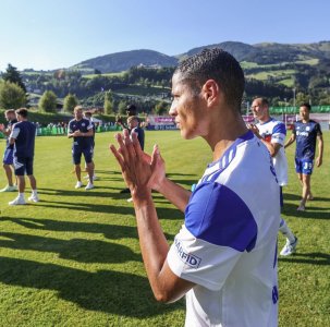 شالك يرد على أنصاره: لا مكان لحارث بيننا