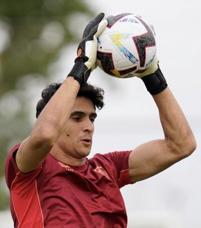 ياسين بونو من جائزة  زامورا  إلى جائزة  ياشين 