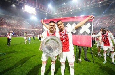 مدرب وعميد أجاكس ينفيان رفض اللاعبين تواجد إحتارين