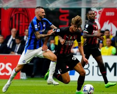 بطولة إيطاليا : ميلان يحسم مباراة الدربي بالتفوق على انتر ( 3-2) ويتصدر الترتيب مؤقتا