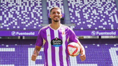 أخيرا سيلعب فضال أول مباراة له مع بلد الوليد