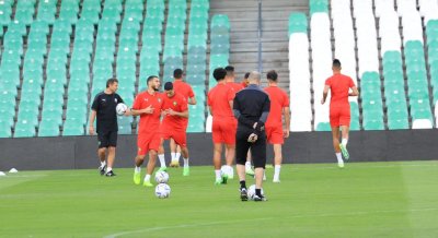 الفريق الوطني كامل العدد أمام باراغواي