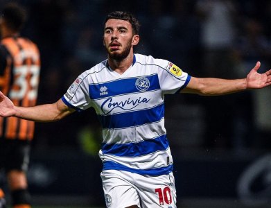 الشاعر يواصل الانتفاضة مع كوينز