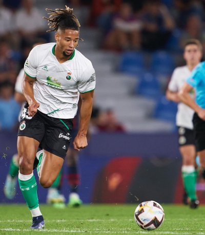 جباري سعيد بمشاركته الأولى مع راسينغ صنطندير الإسباني