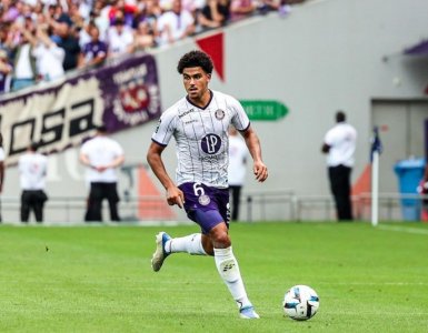 أندية إنجليزية تضع أعينها على أبوخلال