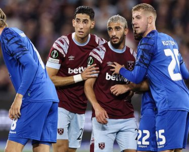 عودة أكرد تشعل المنافسة في دفاع الأسود