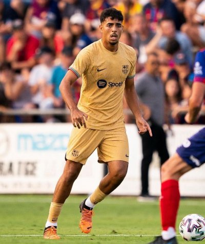 شادي رياض على كرسي بدلاء برشلونة