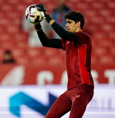 ست تصديات لبونو واشبيلية يغرق بالطرد