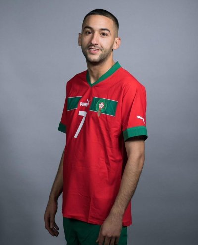 قميص الأسود يثير الجدل بالشكل؟