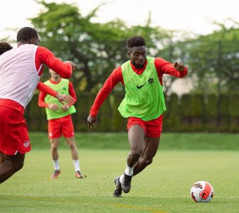 سبب غياب ألفونسو ديفيز عن كندا