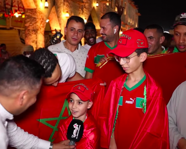 المغاربة حولوا  سوق واقف  إلى ساحة للتغني بالفريق الوطني