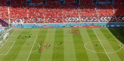 المنتخب الوطني يقوم بعملية الإحماء في هذه الأثناء