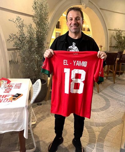 يميق يهدي قميصه لديلبيرو