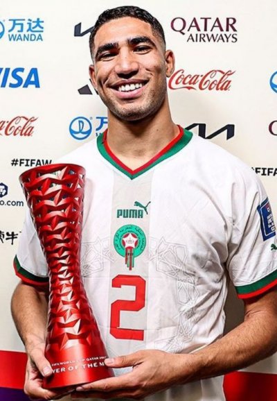 أشرف حكيمي يتوج بجائزة أفضل لاعب