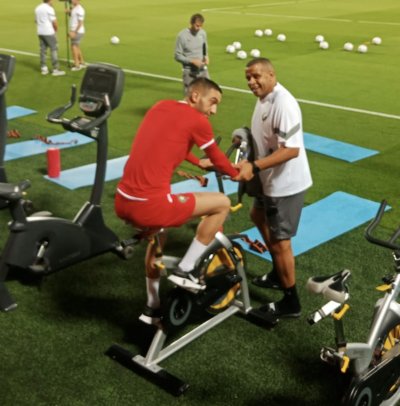 بنمحمود يمازح زياش في الحصة التدريبية للأسود في هذه الأثناء