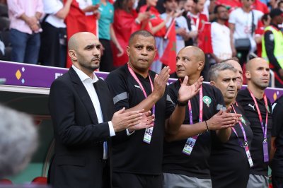 الناخب الوطني يستشير مع مساعديه قبل إنطلاق الحصة التدريبية