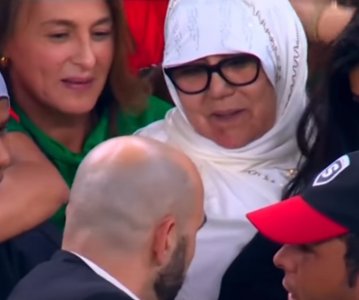 لقطة واعرة بزاف: الركراكي توجه نحو والدته وعانقها وبكى فرحة بالانجاز التاريخي