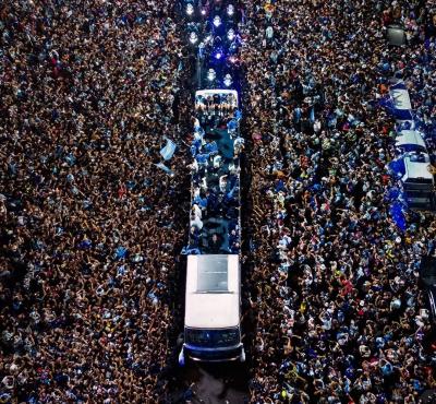 ملايين الأرجنتينيين يحتشدون في شوارع بوينوس أيريس للاحتفال بأبطال العالم