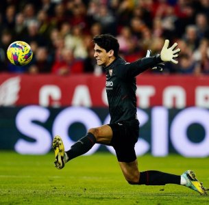 بونو يتألق وإشبيلية تتعقد وضعيته