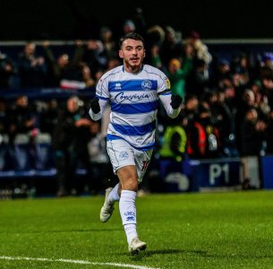 شاعر برفقة كوينز قلب الطاولة على ريدينغ