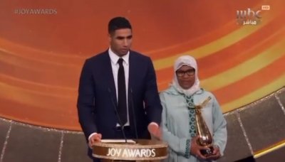 حكيمي برفقة والدته يتسلم جائزة أفضل رياضي عربي