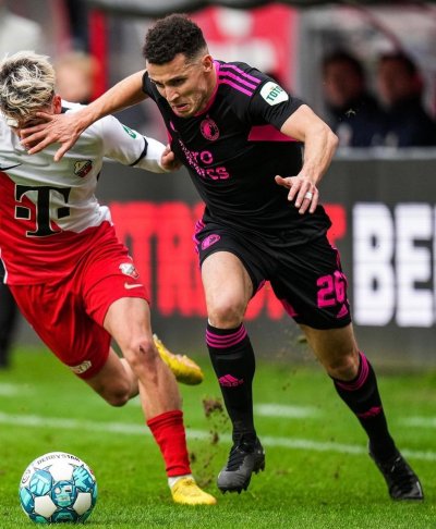 الإدريسي واصل الصدارة مع فاينورد