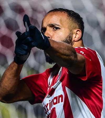 العرابي يؤهل اولمبياكوس الى نصف النهائي