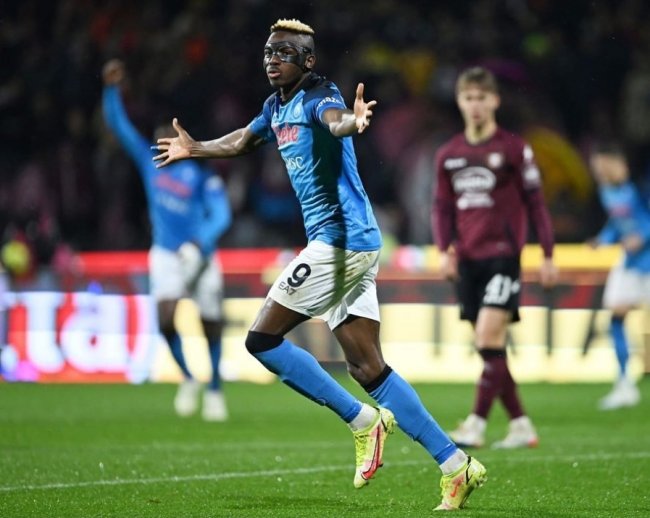 نابولي يحدد قيمة بيع هدافه النيجيري فيكتور أوسيمين