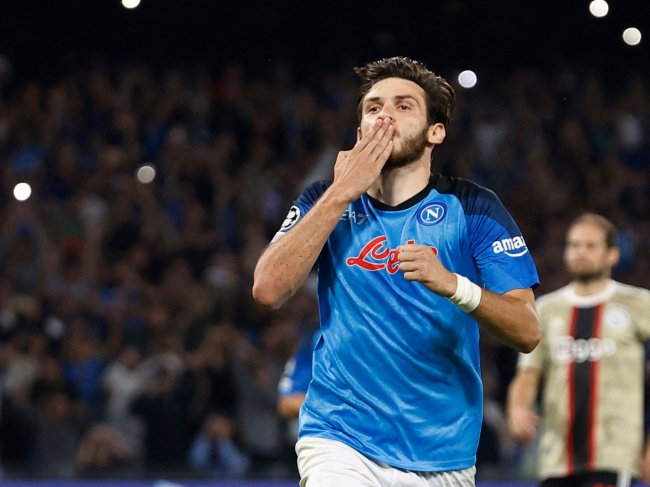 الجورجي كفاراتسخيليا أفضل لاعب للموسم في البطولة الإيطالية