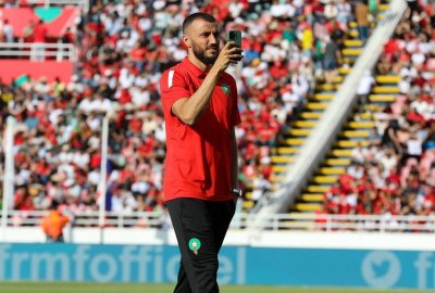 العميد ولاعبو المنتخب الوطني الأول يتابعون مباراة الأولمبيين