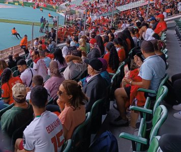 بالصورة.. عائلات اللاعبين حاضرون بقوة لمساندة اللاعبين