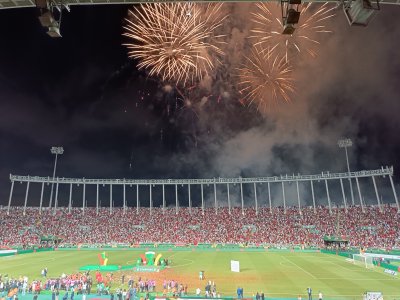 سماء المجمع الرياضي مولاي عبد الله تلهب بالالعاب النارية
