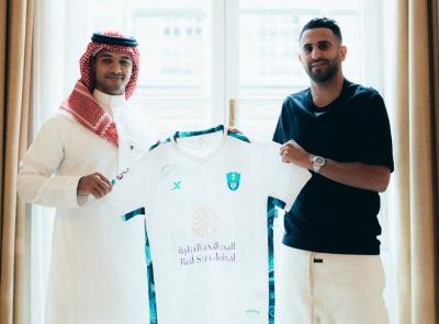 الاهلي السعودي يضم رياض محرز من مانشستر سيتي