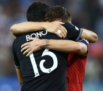 بكاء راكيتيتش و بونو في لحظة الوداع