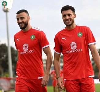 قميص الأسود بشعار  المغرب أرض الأنوار 
