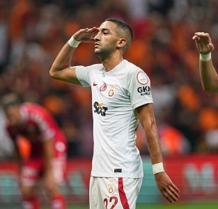 صحفي تركي يتوقع فسخ عقد غلطة سراي مع نجمه المغربي