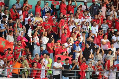 الملعب الكبير لأكادير يمتلئ عن آخره في هذه الأثناء