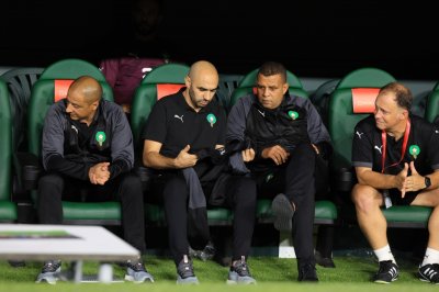 سر بين   العش  واللاعبين قبل بداية الحصص التدريبية