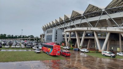 الأمطار أثرت على ملعب مباراة المغرب وتنزانيا