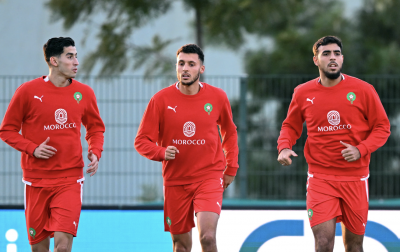 3 أسود في  الكان  يبحثون عن أول مباراة دولية