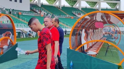 عاجل.. فوزي لقجع يدخل لأرضية الميدان برفقة لاعبي المنتخب الوطني