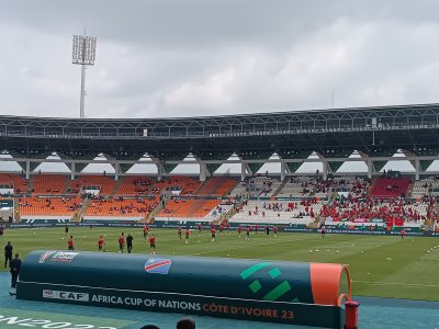 المنتخب الوطني يقوم بعملية إحماء في هذه الاثناء