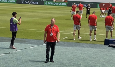 لقجع مع المنتخب الوطني ويتفاعل مع المباراة