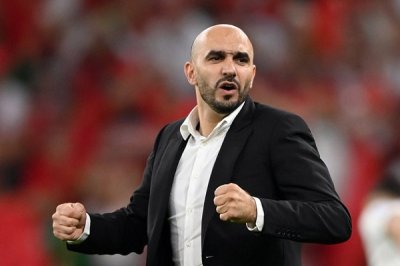 الركراكي يغيب عن كرسي إحتياط الفريق الوطني أمام زامبيا  بسبب العقوبة