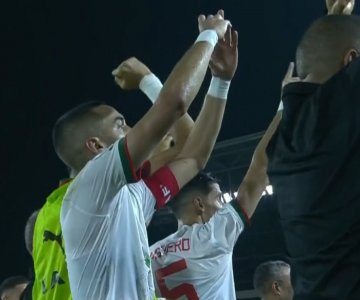 الركراكي يتفاعل بطريقة خاصة في المنصة الشرفية مع هدف زياش