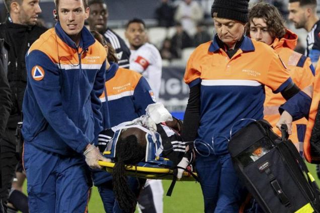 مهاجم بوردو إيليس يدخل في غيبوبة بعد اصابة خطيرة في الرأس