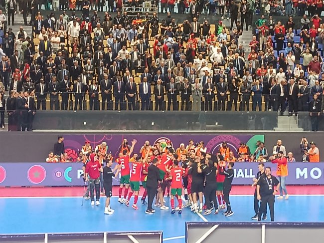 إحتفالية كبيرة بين الجماهير المغربية وأسود القاعة بعد التتويج باللقب الإفريقي