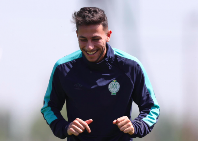 الإعلام الجزائري يروج للأكاذيب: لاعبو الرجاء الجزائريين فسخوا عقودهم