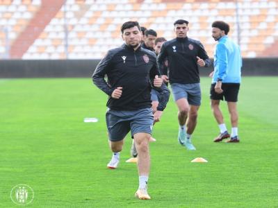 عاجل: لاعبو إتحاد الجزائر رفضوا تفقد أرضية الميدان ووحده غاريدو دخل الملعب